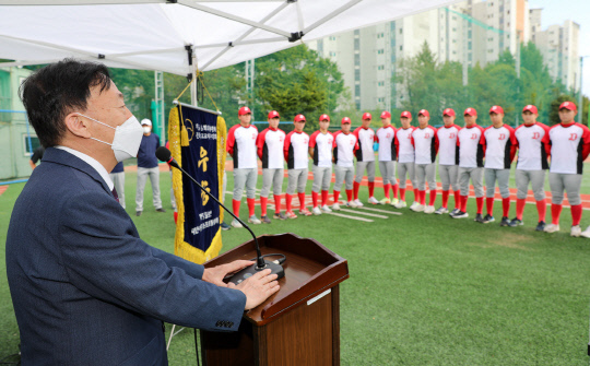 대전시교육청은 최근 대전고등학교를 방문해 야구부 선수들을 격려하고 훈련지원금 1000만 원을 전달했다고 18일 밝혔다. 사진=대전시교육청 제공