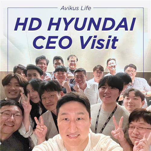 지난 1일 정기선(가운데) HD현대 사장이 서울 강남구 아비커스를 방문해 간담회를 실시하고 임직원들과 기념촬영을 하고 있다. <아비커스 제공>