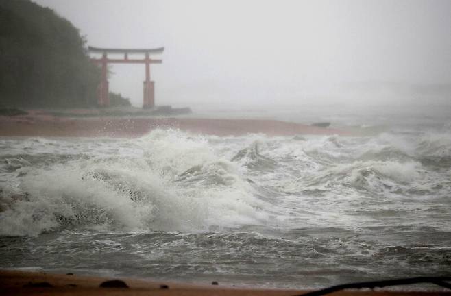 초강력 대형 태풍 난마돌(14호)이 18일 일본 남부 규슈에 빠른 속도로 다가와 긴장이 고조되고 있다. 규슈 미야자키현 바다의 파도가 거세다. AP 연합뉴스