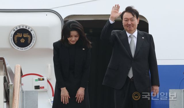 윤석열 대통령이 18일 오전 경기도 성남 서울공항에서 영국, 미국, 캐나다 순방을 위해 과 김건희 여사와 함께 공군 1호기에 탑승하며 손을 흔들어 인사하고 있다. 성남=김지훈 기자