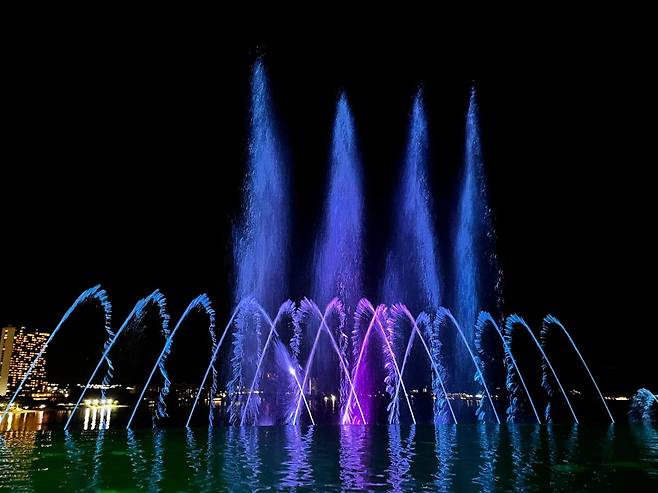 매일 저녁 인피니티 풀에서 감상할 수 있는 분수쇼.  /사진= 강예신 여행+ 기자