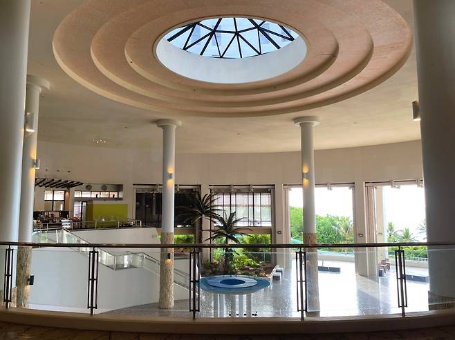 호텔 닛코 괌 전경 및 로비.  /사진= 강예신 여행+ 기자