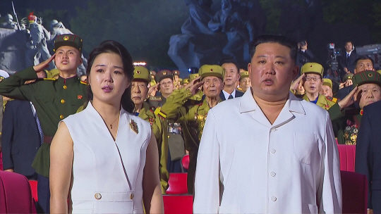 <전승절 > : 김정은 위원장의 아내인 리설주(왼쪽)가 북한 전승절 69주년인 지난 7월 27일 행사를 지켜보며 눈물을 흘리고 있다.