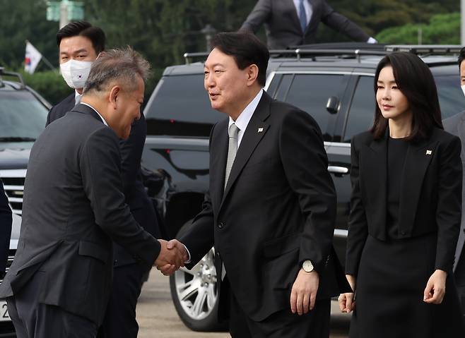 윤석열 대통령이 5박7일 일정으로 영국, 미국, 캐나다를 방문하기 위해 18일 오전 성남 서울공항에도착, 환송나온 이상민 행안부 장관과 인사하고 있다. [연합]