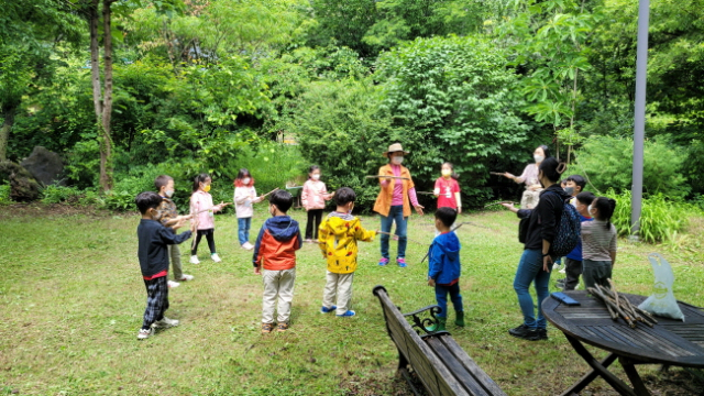 ▲ 자연환경해설사들과 함께하는 생태체험 프로그램에 참가한 어린이들.(사진 제공 : 정준교 자연 환경해설사) 