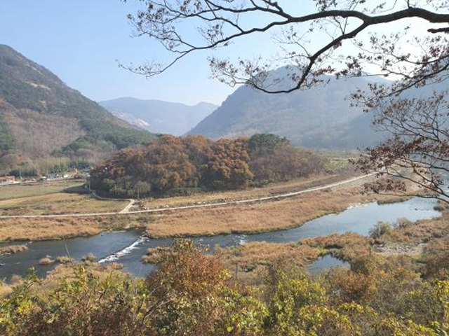 ▲마음이 가난한 자만이 세상 강물을 자기 마음 안으로 흐르게 할 줄 안다.Ⓒ섬진강학교