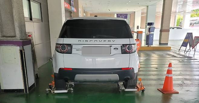 주행 중 시동이 꺼진 뒤 엔진 고착화로 서비스 센터에 입고된 랜드로버 디스커버리&nbsp;스포츠 차량. 제보자 제공