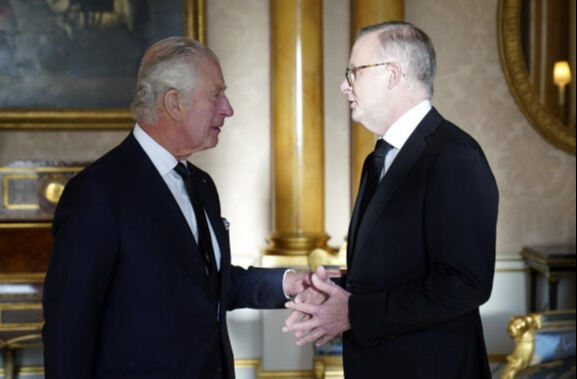 영국 새 국왕 찰스 3세(왼쪽)가 17일(현지시간) 런던 버킹엄궁에서 엘리자베스 2세 여왕 국장에 참석하기 위해 영국에 온 앤서니 앨버니지 호주 총리와 만나고 있다. 런던=AP연합뉴스