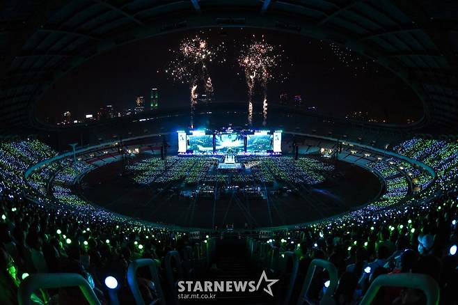 2022 아이유 콘서트 '더 골든 아워' 개최 [★포토]