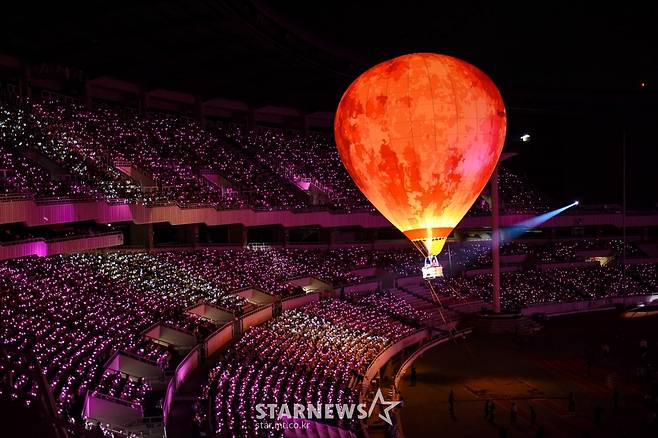 2022 아이유 콘서트 '더 골든 아워' 개최 [★포토]