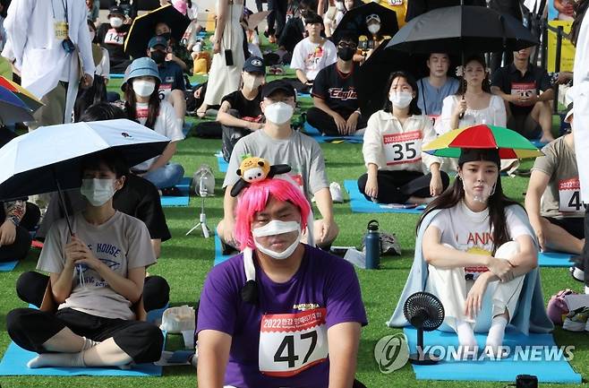 3년 만에 돌아온 멍때리기 대회 (서울=연합뉴스) 류영석 기자 = 18일 오후 서울 잠수교에서 열린 2022 한강 멍때리기 대회에서 참가자들이 멍때리고 있다. 2022.9.18 ondol@yna.co.kr