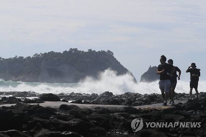 태풍 난마돌 북상에 거세진 파도 (서귀포=연합뉴스) 박지호 기자 = 제14호 태풍 난마돌이 북상하는 가운데 18일 오후 서귀포시 법환동 앞바다에 파도가 거세게 몰아치고 있다. 2022.9.18 jihopark@yna.co.kr