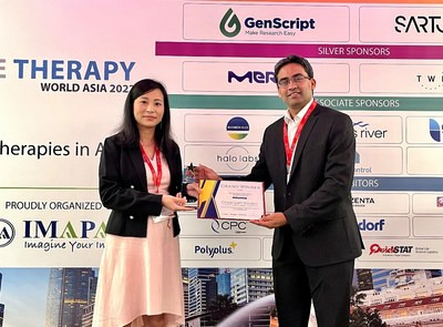 진스크립트 프로바이오 사업 개발 이사 Dr. Sharon Du가 APBCEA 시상식에서 'Best Biologics CMO Awards: Upstream Processing & Analytical Services'를 받는 모습 (PRNewsfoto/GenScript ProBio,Genscript)