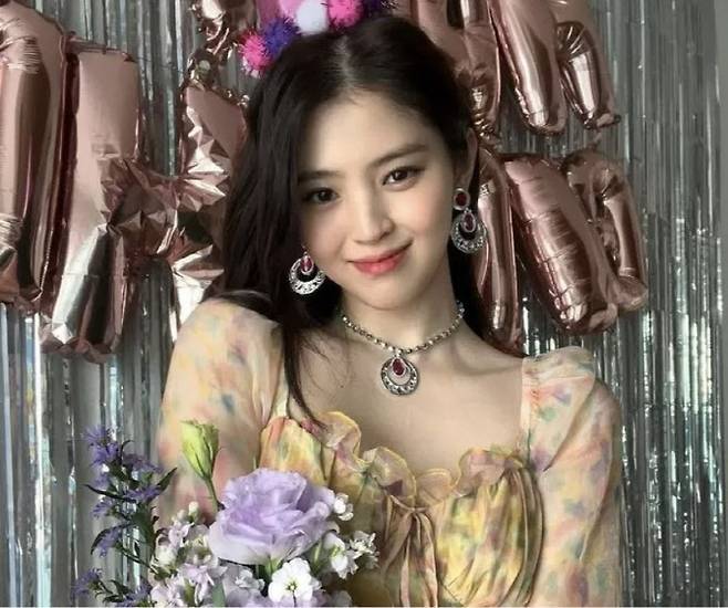 ▲배우 한소희가 착용한 다이소 프린세스 목걸이 세트.(사진=한소희 인스타그램)