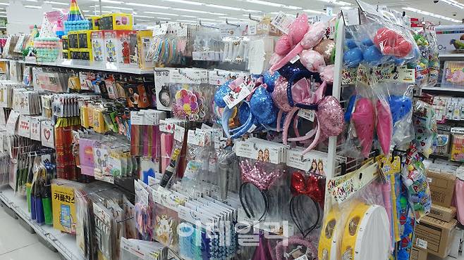 ▲다이소 압구정점 완구 코너. (사진=백주아 기자)