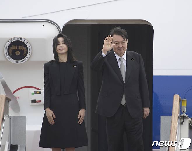 영국·미국·캐나다 5박7일 순방에 나서는 윤석열 대통령과 김건희 여사가 18일 오전 경기 성남시 서울공항을 통해 출국하고 있다.  2022.9.18/뉴스1 ⓒ News1 신웅수 기자