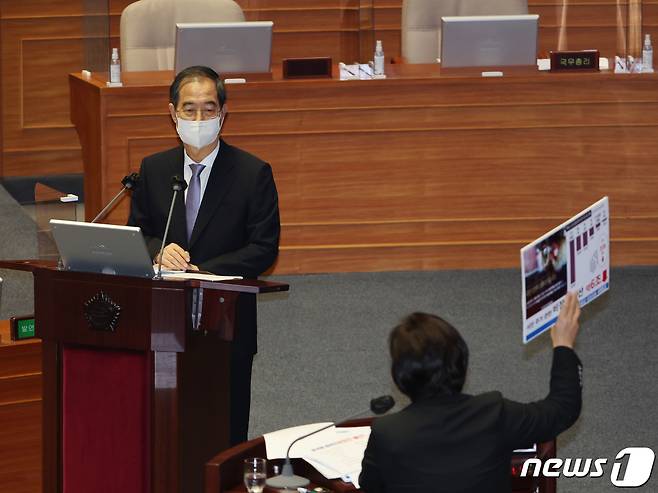 한덕수 국무총리가 19일 오후 서울 여의도 국회 본회의장에서 열린 정치분야 대정부질문에 출석해 서영교 더불어민주당 의원의 질의를 듣고 있다. (공동취재) ⓒ News1 허경 기자