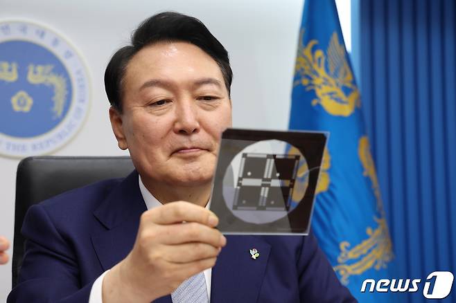 윤석열 대통령이 지난 6월7일 용산 대통령실 청사 영상회의실에서 열린 국무회의에서 반도체 포토마스크를 보고 있다. (대통령실 제공) /뉴스1 ⓒ News1 오대일 기자
