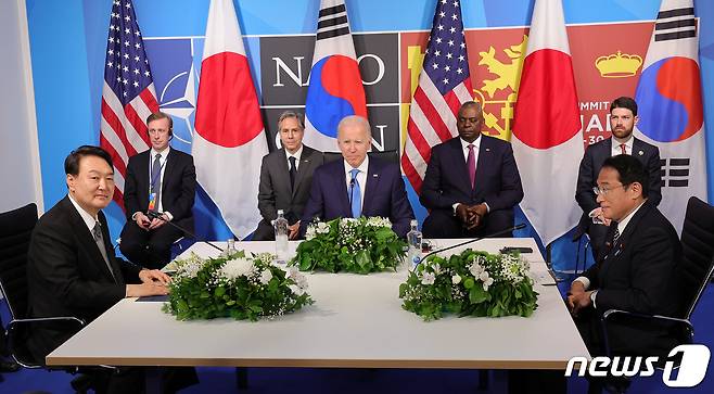 한미일 3국 정상이 지난6월29일(현지 시간) 스페인 마드리드 이페마 국제회의장에서 정상회담을 하는 모습. 왼쪽부터 윤석열 대통령, 조 바이든 미국 대통령, 기시다 후미오 일본 총리. (대통령실사진기자단) 2022.6.29/뉴스1 ⓒ News1 오대일 기자