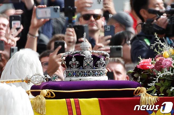 19일 오후(현지시간) 영국 런던 웨스트민스터 사원에서 엘리자베스 2세 여왕의 국장이 끝나자 관이 버킹엄궁 방향으로 운구되고 있다. 2022.9.19/뉴스1 ⓒ News1 안은나 기자
