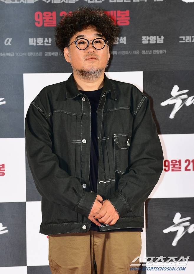 김홍선 감독이 29일 용산 CGV에서 열린 영화 '늑대사냥'의 제작발표회에서 포토타임을 갖고 있다.
영화는 극악무도한 범죄자들을 태평양에서 한국까지 이송해야 하는 상황 속, 지금껏 보지 못한 극한 상황에 처하게 되는 하드보일드 서바이벌 액션이다. 용산=최문영 기자 deer@sportschosun.com/2022.08.29/