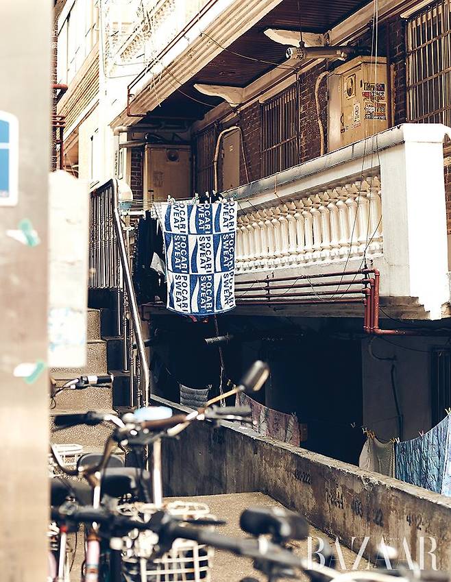 고려인 마을 주택은 대부분 외벽이 낮은 복도식 다세대다.