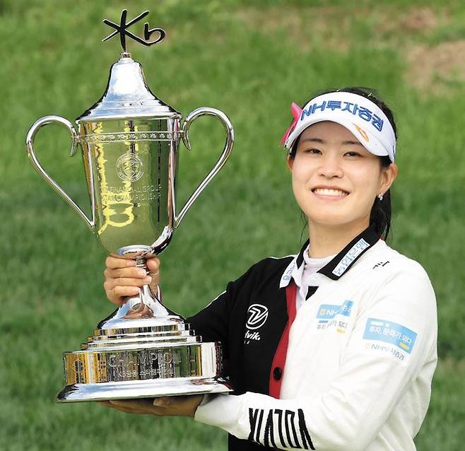 박민지가 18일 블랙스톤 이천에서 KLPGA 투어 KB금융 스타챔피언십 우승 트로피를 들고 있다. /KLPGA