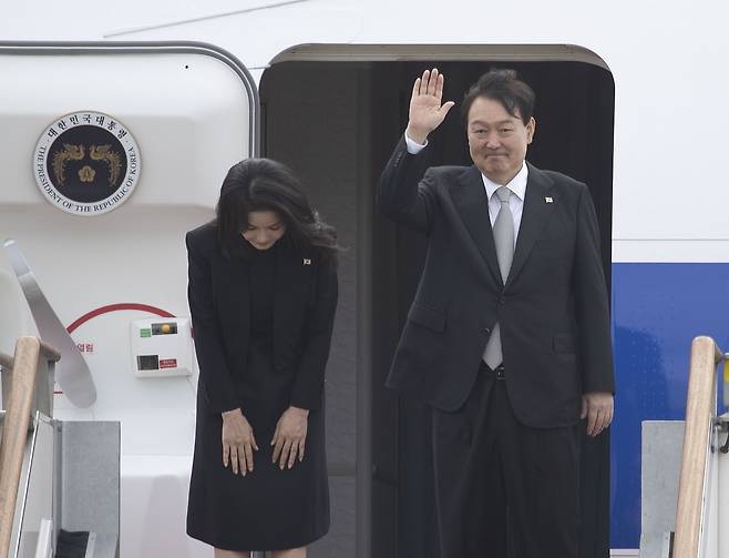 영국·미국·캐나다 5박7일 순방에 나선 윤석열 대통령과 김건희 여사가 지난 18일 오전 경기 성남시 서울공항을 통해 출국하고 있다. /뉴스1