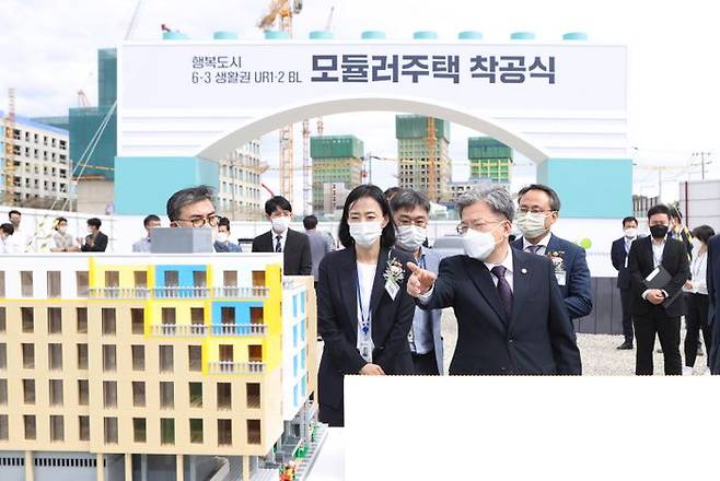 국토교통부와 LH는 19일 세종 행정중심복합도시 6-3 생활권(UR1·UR2)에서 모듈러 통합공공임대주택 단지 착공식을 개최했다.ⓒ국토부