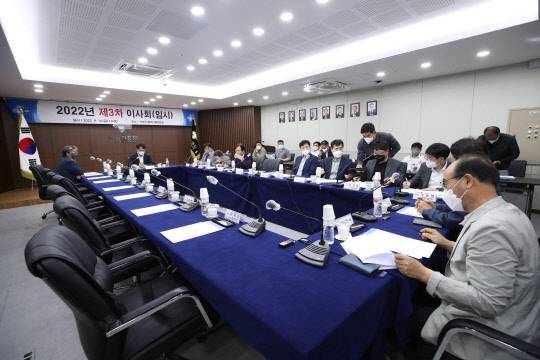 이사회 개최 전 비어 있는 우유 생산자 측 이사진들 <연합뉴스>