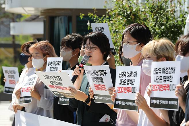 진보당과 녹색당, 전국여성연대, 불꽃페미액션 활동가들이 19일 오전 서울 종로구 정부서울청사 들머리에서 기자회견을 열고 김현숙 여성가족부 장관의 사퇴를 촉구하고 있다. 이들은 지난 16일 김현숙 장관이 ‘신당역 스토킹 살인사건’을 여성혐오 범죄로 보지 않는다고 한 발언이 ‘망언’이라며 그의 사과를 함께 요구했다. 김혜윤 기자 unique@hani.co.kr