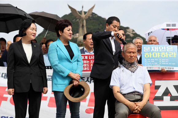 김문수 전 경기도지사가 2019년 9월 청와대 분수대 앞에서 조국 법무부 장관 파면을 촉구하며 삭발식을 하고 있다. 연합뉴스