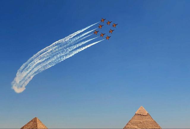 한국 공군 특수비행팀 블랙이글스의 T-50B 항공기 8대가 지난달 3일 이집트 기자에 있는 피라미드 상공에서 다이아몬드 대형을 이뤄 기동하고 있다. 블랙이글스는 다음 달 3일 서울 여의도 상공에서 국군의날 축하 비행을 할 계획이다. 카이로=연합뉴스