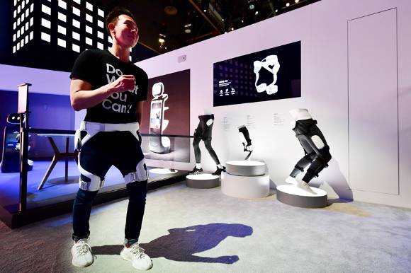 삼성전자의 웨어러블 보행보조 로봇 '젬스 힙'을 착용한 모습. [사진=삼성전자]