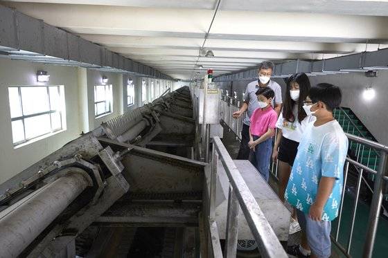 제진기는 빗물펌프장에 유입된 빗물에 섞인 오물을 걸러내 방류 시 오물로 인한 사고를 방지한다.