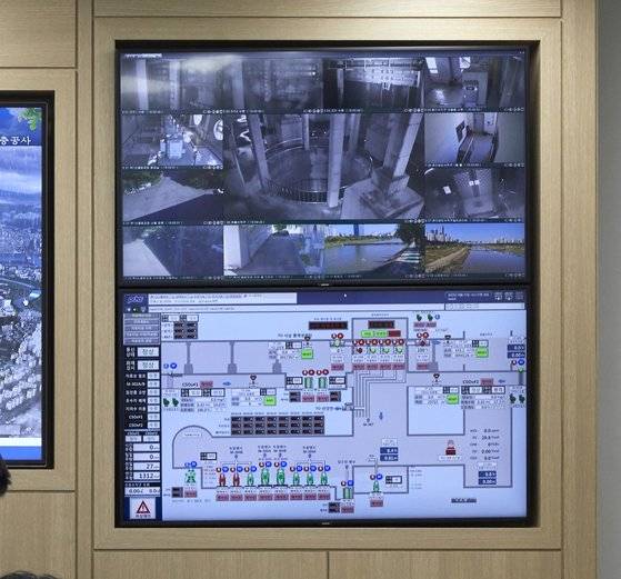 신월빗물저류배수시설에 설치된 CCTV를 통해 관리자는 상황실에서 실시간 영상을 보며 내부 상황을 파악할 수 있다.