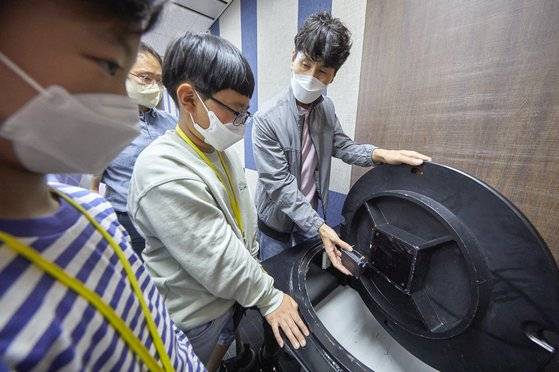 소중 학생기자단에게 IoT 맨홀 뚜껑 작동 원리를 알려주고 있는 김종덕(오른쪽) 팀장.