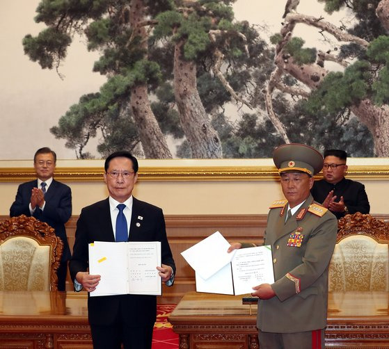 2018년 9월 19일 문재인 대통령과 김정은 국무위원장이 참석한 가운데 열린 군사합의문서명식에서 송영무 국방부 장관(왼쪽에서 둘째)과 노광철 인민무력상이 서명을 마친 뒤 합의문을 들어 보이고 있다. 연합