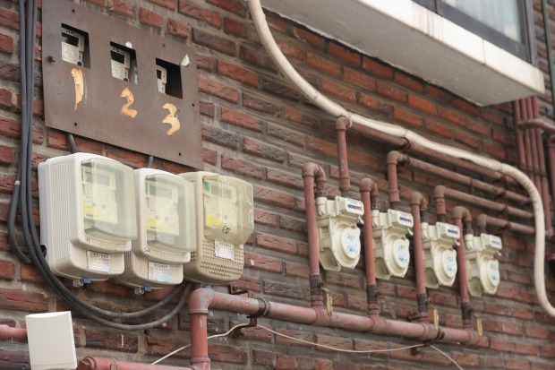 서울의 한 주택가 전력량계와 가스계량기.(사진=연합뉴스)