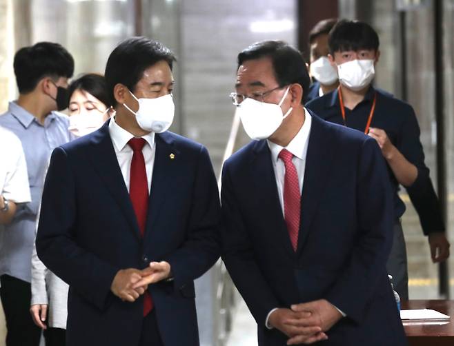 19일 국회 본청에서 열린 국민의힘 원내대표 선출을 위한 의원총회에 주호영 후보자와 이용호 후보자가 입장하고 있다. 국회사진기자단