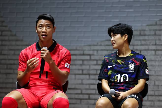 한국 남녀축구대표팀 황희찬(왼쪽)과 지소연이 19일 서울 청담동 서클81에서 디자인이 바뀐 새 대표팀 유니폼 모델로 나서 소감을 밝히고 있다. 대한축구협회 제공