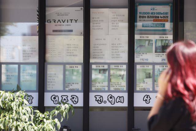 서민층 주거 안정을 위해 시행 중인 전세임대사업 신청자 중 절반 가량이 복잡한 계약 절차와 낮은 지원 한도 등을 이유로 계약을 포기한 것으로 나타났다. 사진은 18일 서울 한 대학가 부동산 중개업소에 붙어 있는 전·월세 광고. 연합뉴스