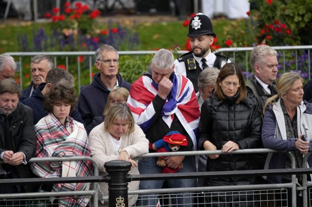영국 시민들이 엘리자베스 2세 영국 여왕의 관을 바라보며 눈물을 흘리고 있다. AP연합뉴스