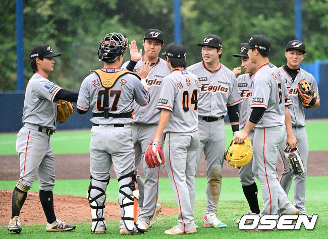 [OSEN=함평, 최규한 기자] 13일 오후 전남 함평기아챌린저스필드에서  열린 ‘2022 KBO 퓨처스리그’ KIA 타이거즈와 한화 이글스의 경기, 한화가 12-2로 승리하며 파죽의 13연승을 달렸다.경기를 마치고 승리한 한화 선수들이 인사를 나누고 있다. 2022.09.13 / dreamer@osen.co.kr