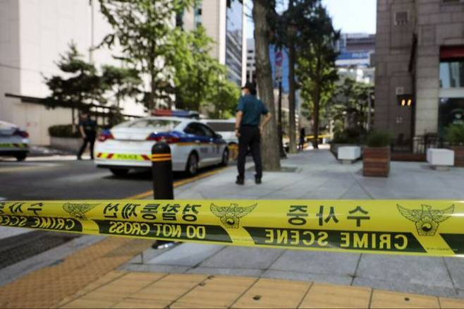 19일 오후 서울 중구 한국예금보험공사에서 추락 사고가 발생해 경찰이 현장을 통제하고 있다. 뉴스1