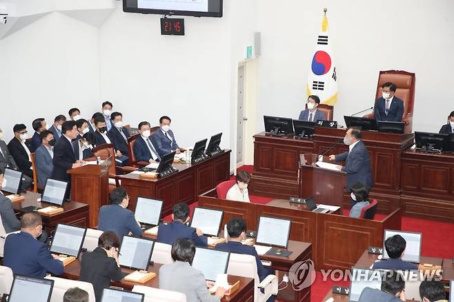 답변하는 오영훈 제주지사 (제주=연합뉴스) 오영훈 제주지사가 19일 열린 제409회 제주도의회 임시회 제2차 본회의 도정 질의 과정에서 의원들의 질문에 답변하고 있다. 2022.9.19 [제주도의회 제공, 재판매 및 DB금지] bjc@yna.co.kr