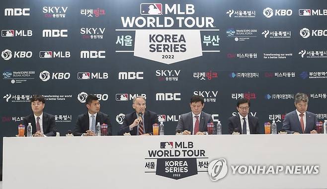 MLB 월드투어 한국 시리즈 개최 기자회견 (부산=연합뉴스) 강덕철 기자 = 허구연 KBO 총재가 19일 오후 부산시청 로비에서 열린 국내 프로야구 출범 후 최초의 메이저리그 공식 경기인 코리안 투어에 대한 공식 기자회견에서 인사말을 하고 있다. 11월 9일부터 16일까지 부산과 서울에서 개최되는 '2022 MLB WORLD TOUR : KOREA SERIES'는 MLB 선수단이 11월 9일 김해공항으로 입국한 후 11월 11일 부산 개막식을 시작으로 16일까지 대장정을 시작한다. 2022.9.19 kangdcc@yna.co.kr
