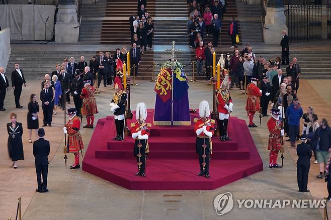 웨스트민스터홀서 일반에 공개된 엘리자베스 2세 여왕의 관 (런던 로이터=연합뉴스) 엘리자베스 2세 영국 여왕의 관이 14일(현지시간) 런던 웨스트민스터 홀에 안치된 가운데 일반인들이 조문하고 있다. 여왕의 관은 이날부터 19일 국장이 엄수되기 전까지 나흘간 일반에 공개된다. 2022.9.15 leekm@yna.co.kr