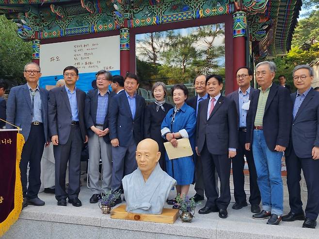 무산선원에 모인 문화예술인들 (서울=연합뉴스) 양정우 기자 = 19일 서울 북악산 자락에 무산선원이 개원했다. 이 선원은 문화예술인들의 소통공간이자 2018년 입적한 '무애(無碍)도인' 무산스님의 화합과 상생 정신을 선양하는 곳이다. 한자리에 모인 문화예술인들이 기념사진에 응하고 있다. 2022.9.19 eddie@yna.co.kr (끝)