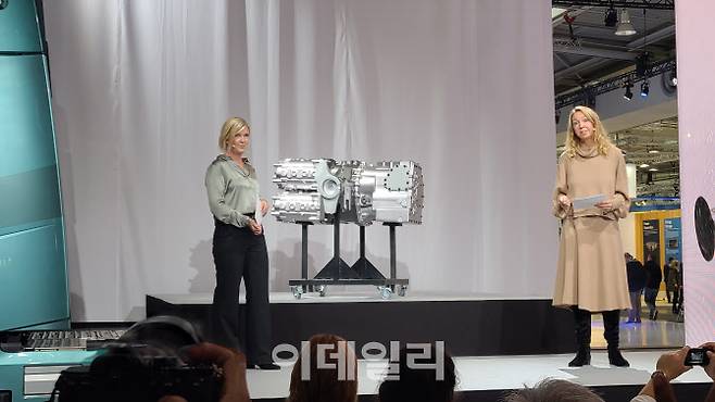 제시카 샌스트룀 볼보트럭 총괄 부사장(오른쪽)이 19일(현지시간) IAA엣 새로운 전기 액슬에 대해 설명하고 있다. (사진=손의연 기자)
